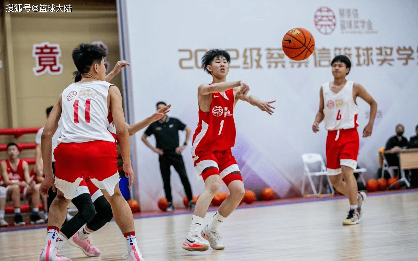 篮球裁判判罚遭质疑，球员抗议场面火爆的简单介绍