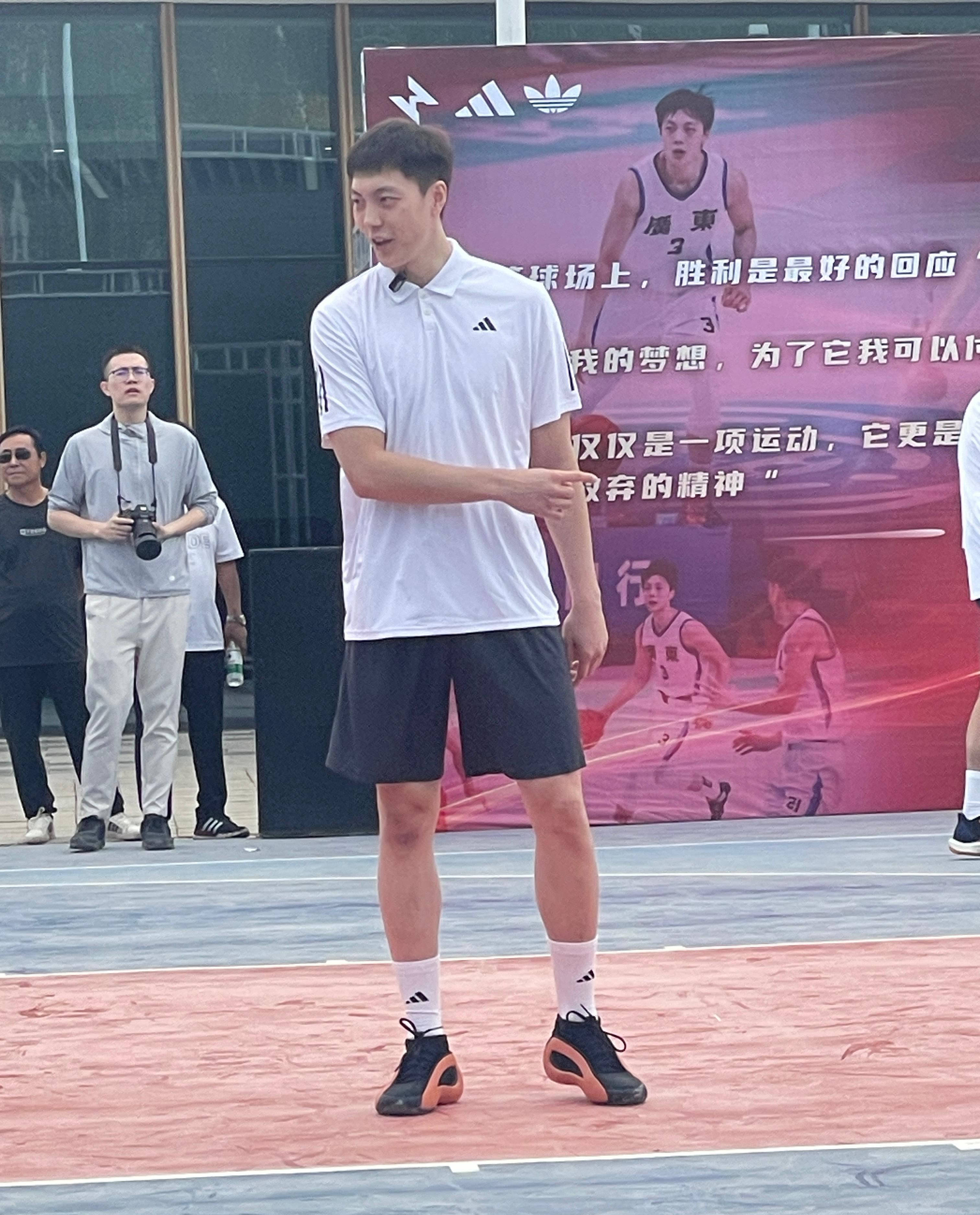 北极球员联盟举办公益篮球慈善赛的简单介绍