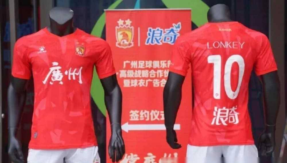 国内足球职业队实力大比拼，四面楚歌