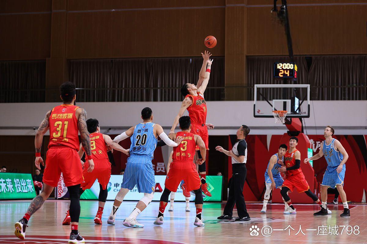 广州男篮在主场轻松击败对手