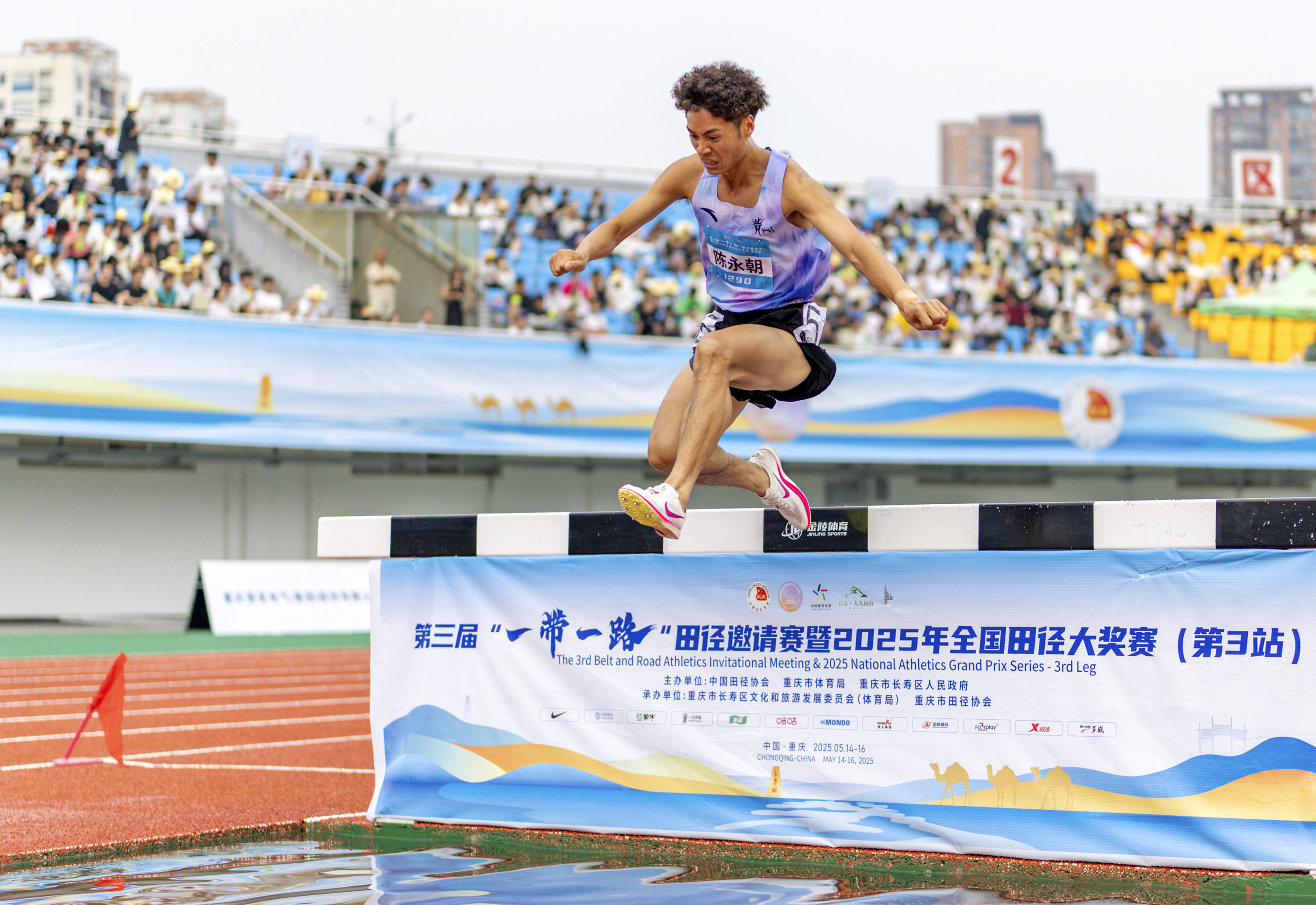 田径颁奖典礼盛况空前,选手荣耀夺得冠军 田径颁奖典礼盛况空前,选手荣耀夺得冠军