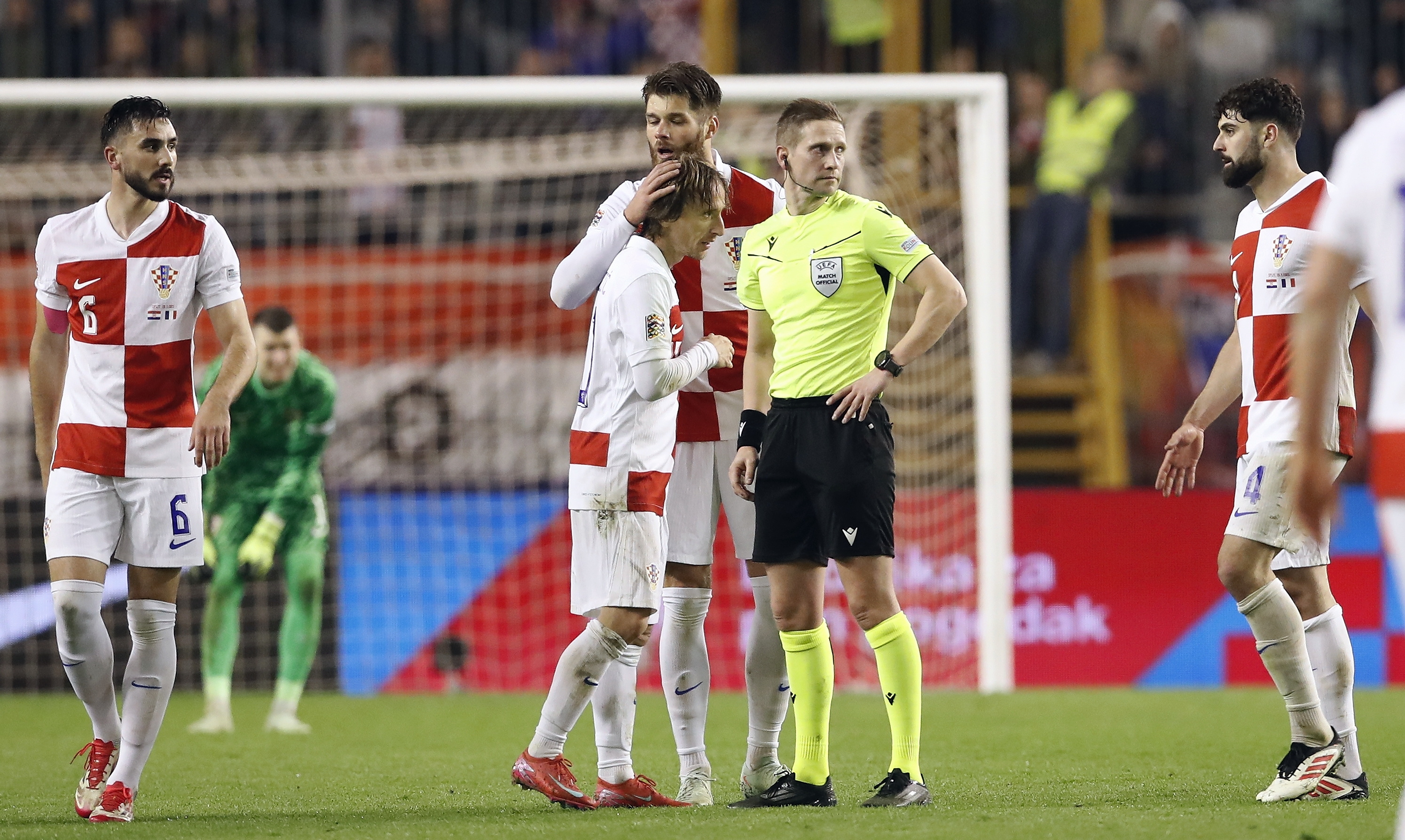 克罗地亚中场球员制造威胁进攻 克罗地亚中场球员制造威胁进攻