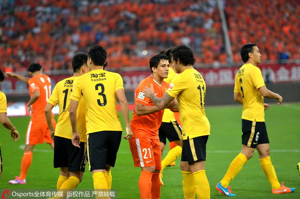恒大主场击败鲁能取得胜利保持前进 恒大主场击败鲁能取得胜利保持前进