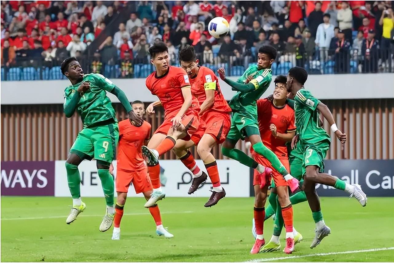 足球比赛中,中国队员展现出色技术 足球比赛中,中国队员展现出色技术