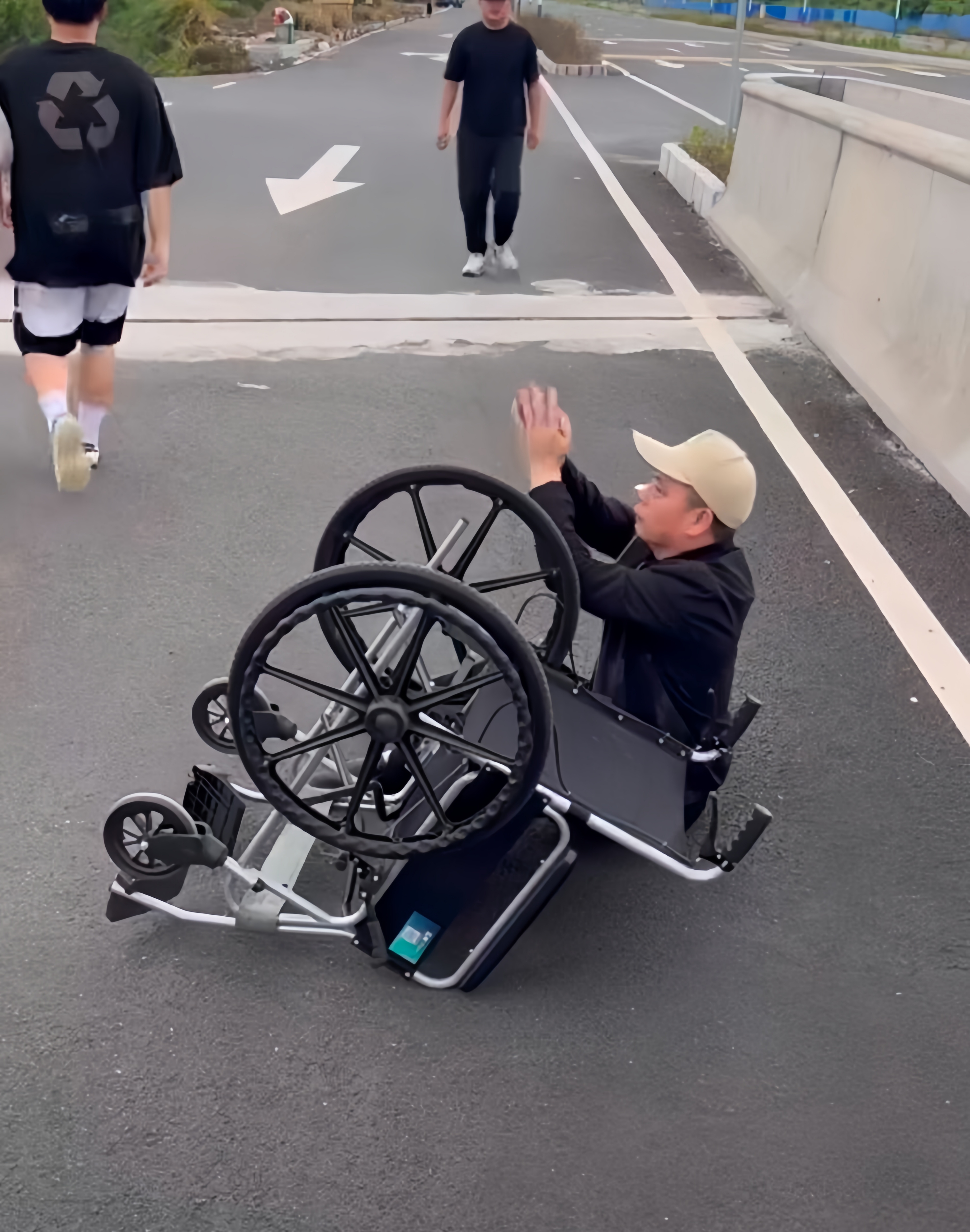 轮滑比赛中选手意外滑倒,险些摔倒! 轮滑比赛中选手意外滑倒,险些摔倒!