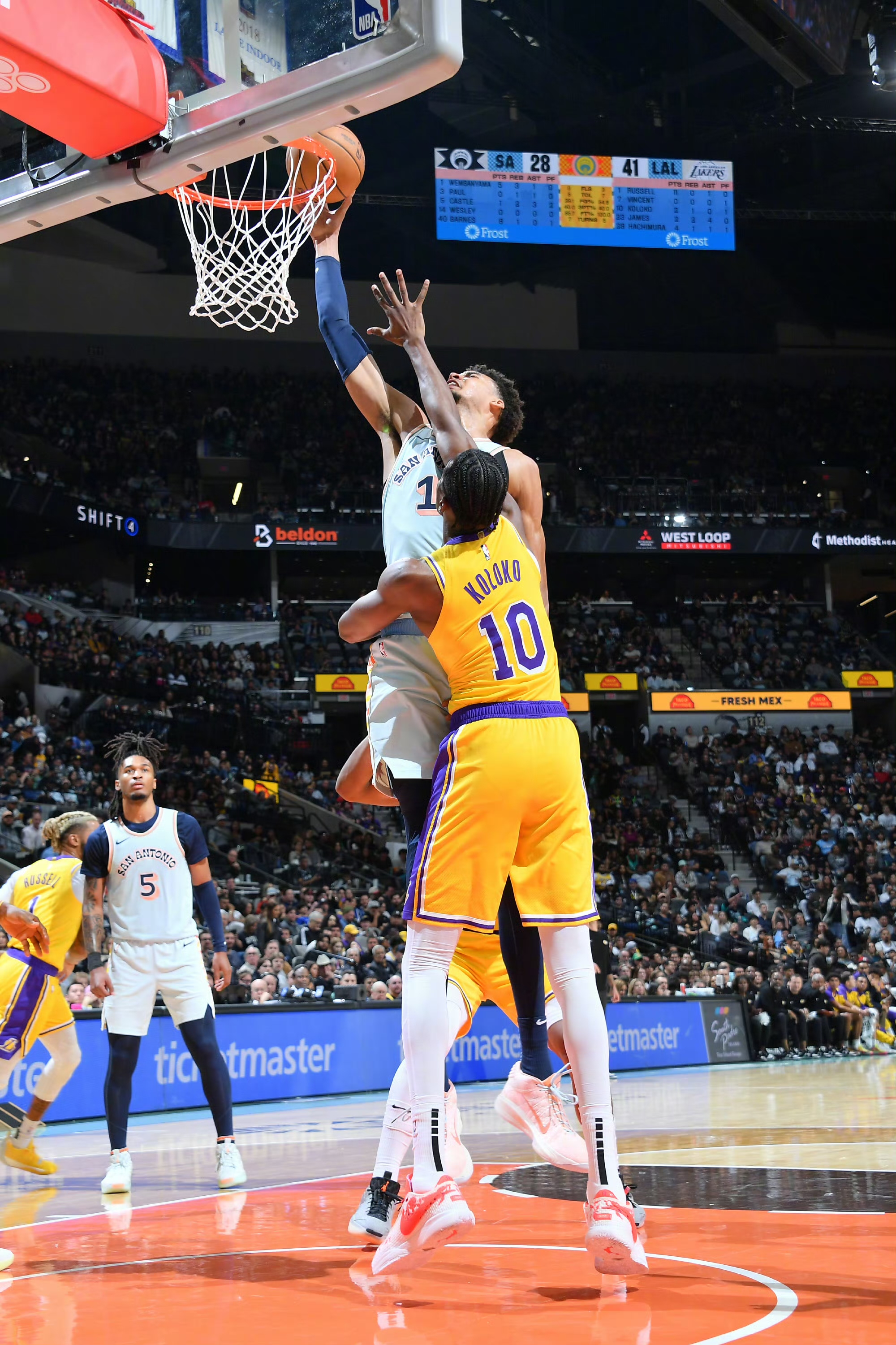 湖人大胜掘金,詹姆斯砍下三双 湖人大胜掘金,詹姆斯砍下三双