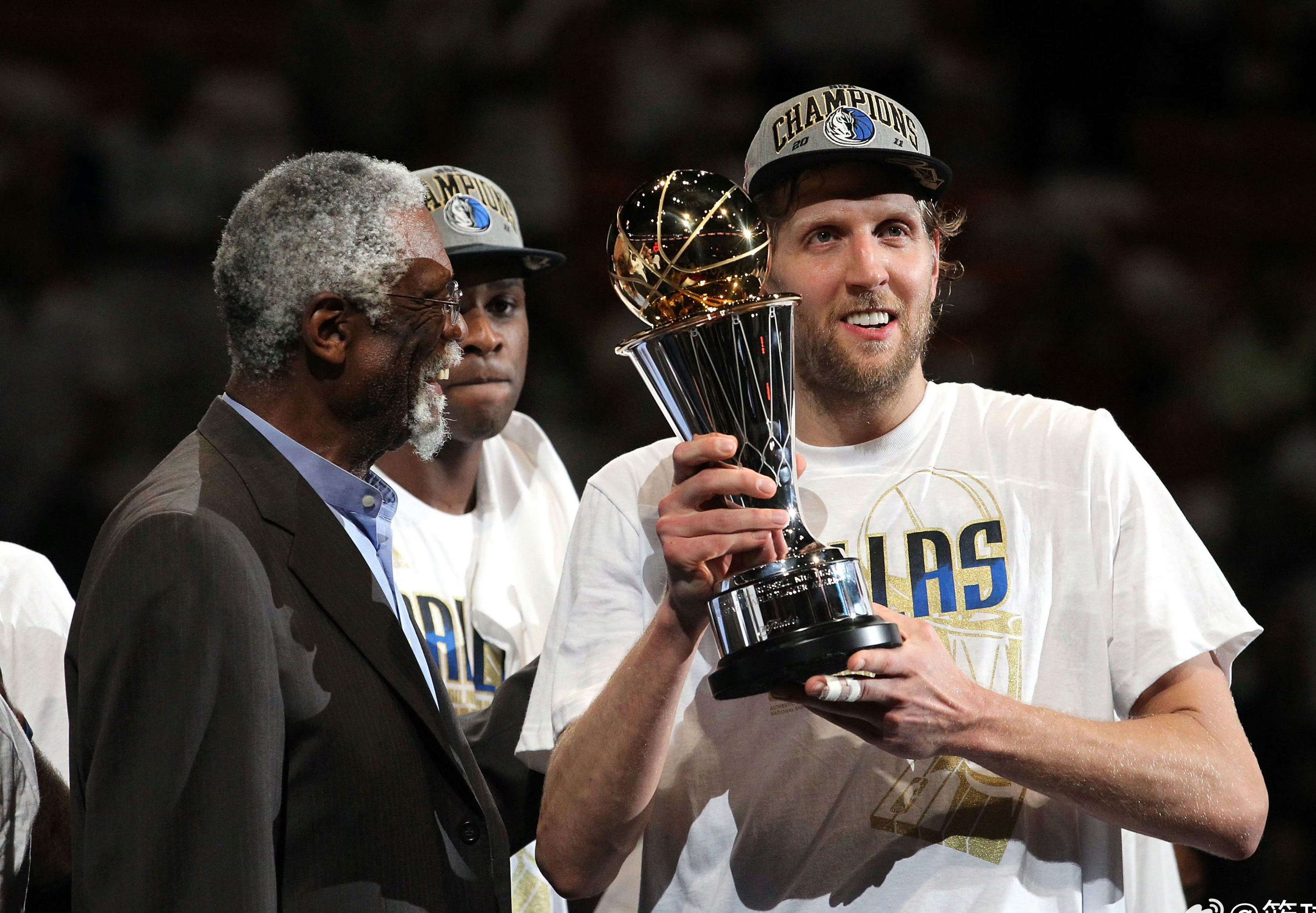 小牛主场战胜马刺壮腰 小牛主场战胜马刺壮腰