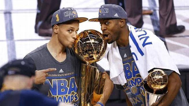 勇士主场大胜，击败骑士