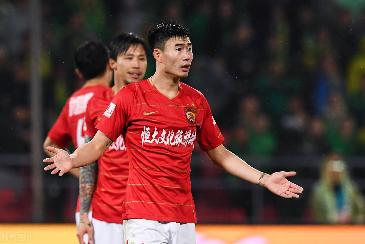 恒大战泰达海报曝光！里皮按计划赴沈阳，个别球员归队