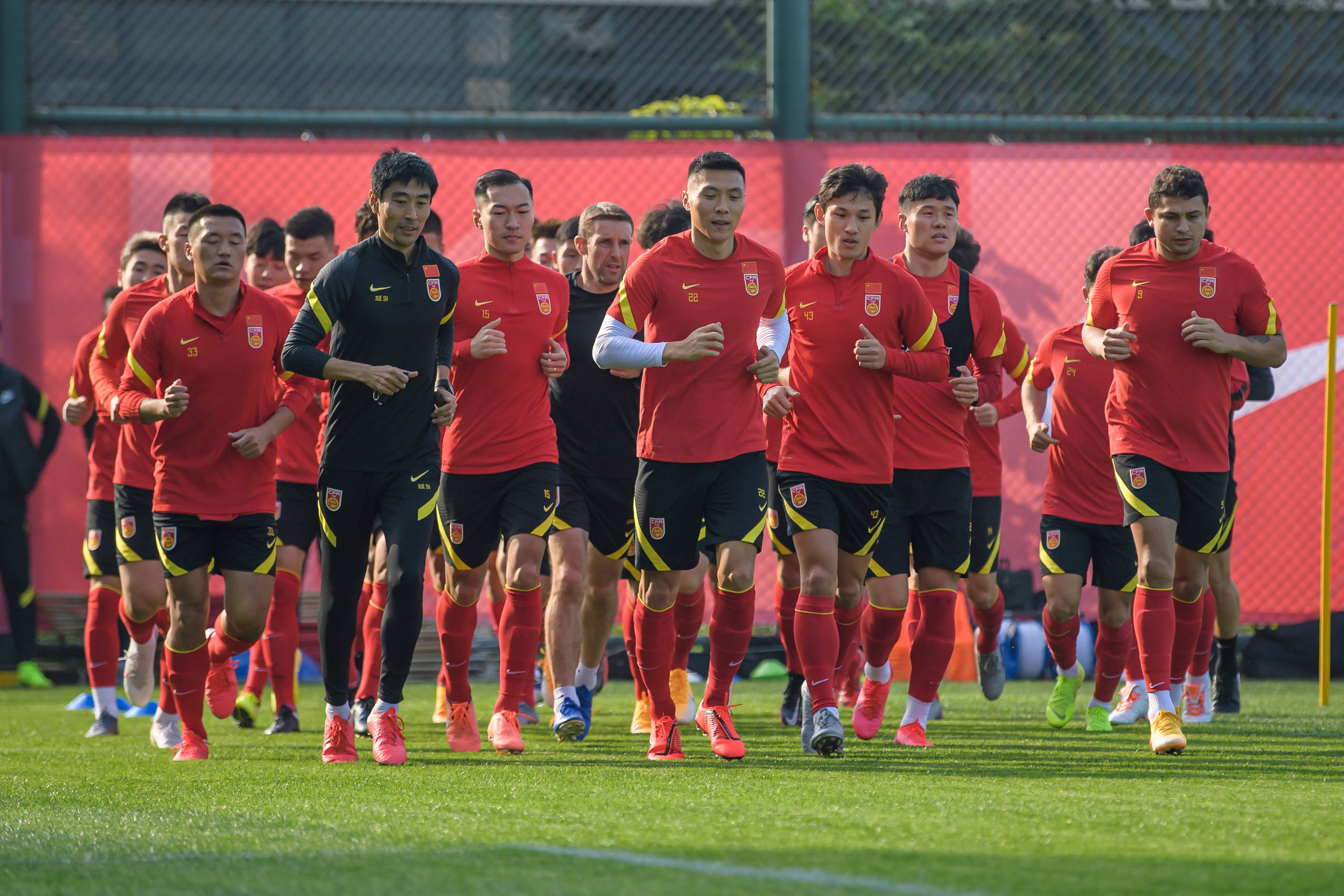 中国足球国家队备战世预赛关键战术演练备战