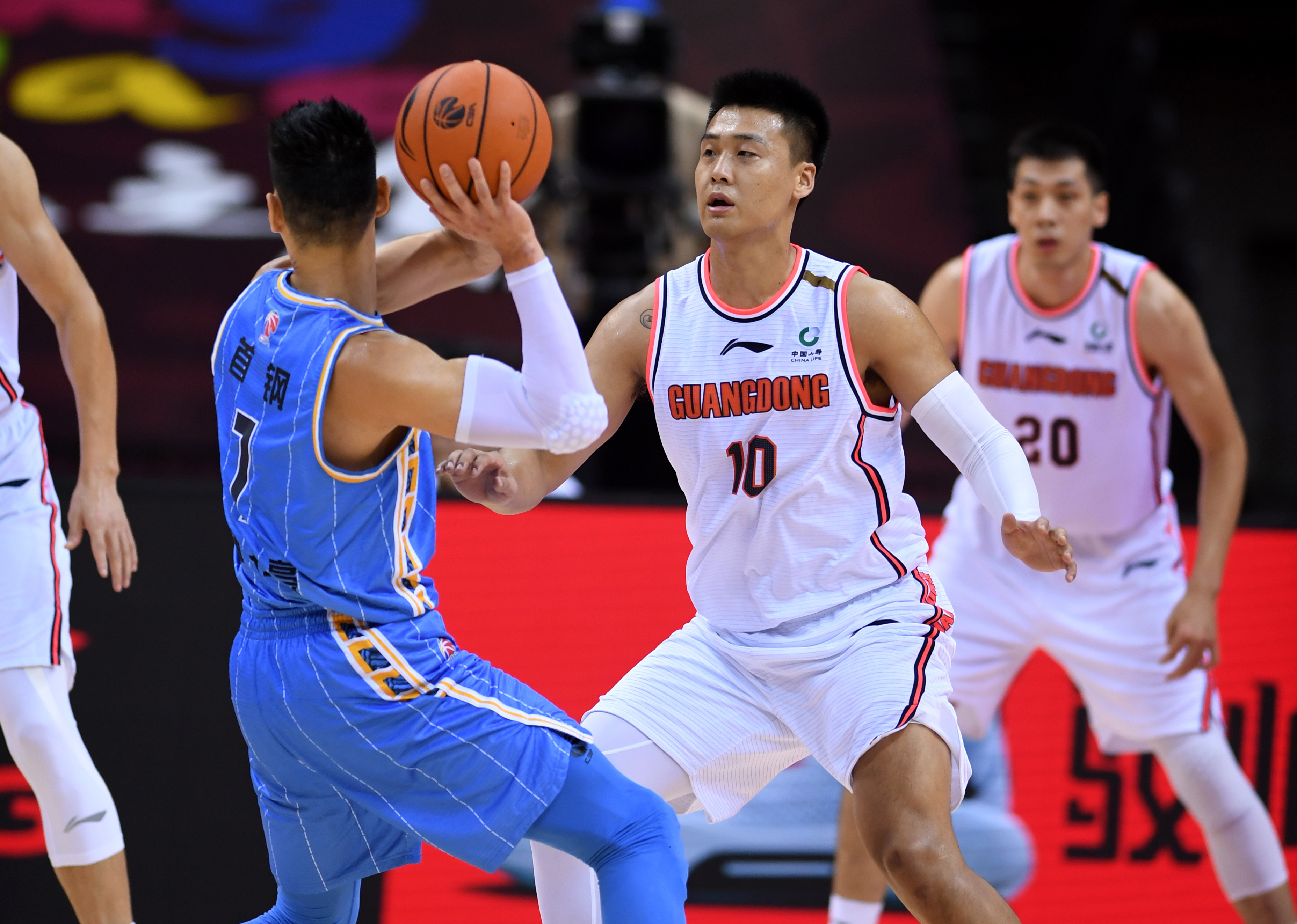 篮网鏖战浙江队，浓眉哥统治全场的简单介绍